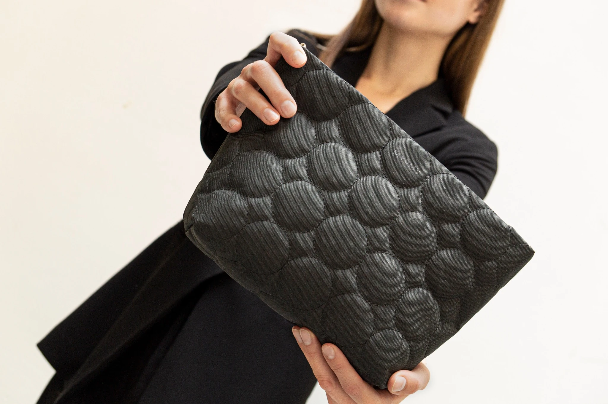 myomy-circle-bag-recycled-handbag (1)